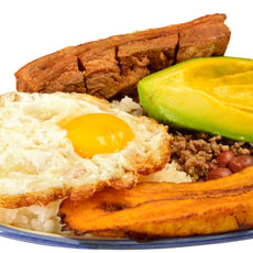 Bandeja Paisa gastronomía colombina, frijoles, chicharron, huevo frito, aguacate arroz