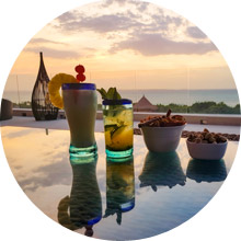Bar Las Islas  ubicado en la parte superior del Club House, ofrece una vista de 360,º un sitio para disfrutar la magia de Barú y del Caribe colombiano- Hotel Las Islas, Barú