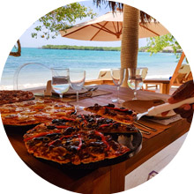 Bar Restaurante Choco sobre la playa, para comer pizzas, sándwiches, pinchos y mariscos a la parrilla - Hotel Las Islas, Barú