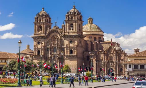 Plaza de las Armas corazón de Cusco, esta se encuentra dividida en tres partes,  la actual Plaza de Armas, la Plaza del Regocijo (Cusipata) y la Plazoleta de la Merced. 
