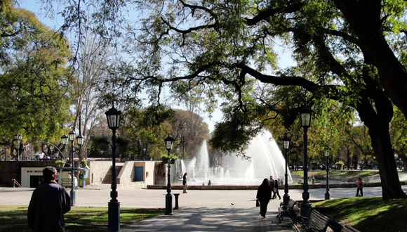 La ciudad de Mendoza ofrece rincones encantadores para caminar; plazas, parques y avenidas amplias por donde verás restaurantes, galerías comerciales, discotecas, jardines con grandes arboledas 