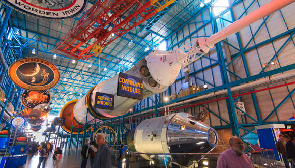  El Centro Espacial Kennedy, lo encuentras a 45 minutos de Orlando en Cabo Cañaveral donde puedes hacer un recorrido y observar el trabajo necesario para un lanzamiento