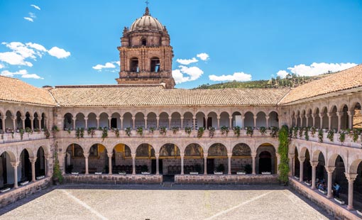 El Convento de Santo Domingo fue construido sobre las bases y con algunos muros de de la Coricancha, en Cusco Perú 