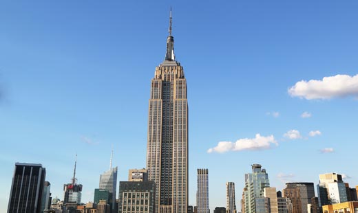 
Vista desde abajo en la que se ve el tamaño monumental del Empire State