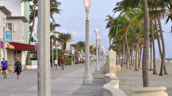 Hollywood Beach Broadwalk es una calle peatonal que cubre cerca de 4 kilómetros frente al mar Atlántico 