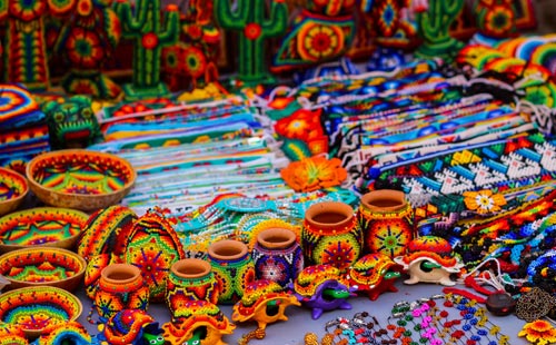 En el Mercado 28 podrás encontrar artesanías mexicanas, restaurantes de comida típica, joyerías, bancos, supermercados 
