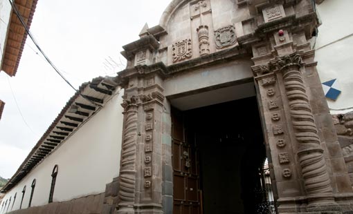  Museo de Arte Religioso, bases yace lo que fuera el palacio real del Inca Sinchi Roca