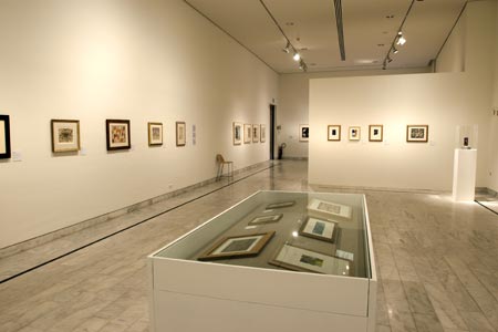 Se ve el interior de una de las sala del Museo Picassoo, con paredes blancas y pinturas ordenadas cronologicamente