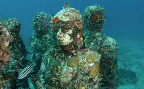 Usando el esnórquel conocerás el hogar de unas 400 estatuas hechas con cemento marino, en el Museo Subacuático 