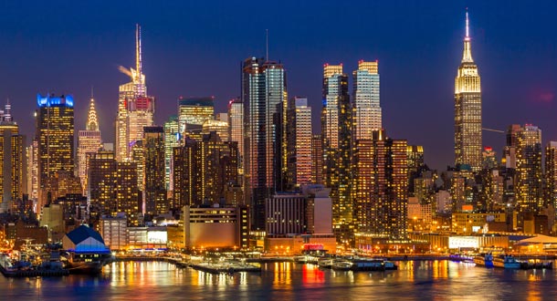 Panorámica nocturna desde el río Hudson, en la que se pueden observar los grandes rascacielos de Nueva York