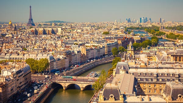 Panorámica desde donde se alcanza a ver el museo de louvre, el río Sena, a lo lejos la torre Eiffel
