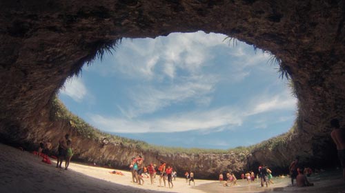 Playa del Amor en Puerto Vallarta clasificada entre las mejores playas del mundo, ubicada en las Islas Marietas, para llegar a esta isla debe ser vía marítima y nadar por un estrecho tunel