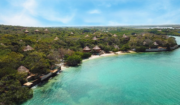 El hotel Las Islas ubicado en Barú es un lugar con lujo de detalles, frente al mar turquesa del Caribe de Colombia con playas de arena blanca, 