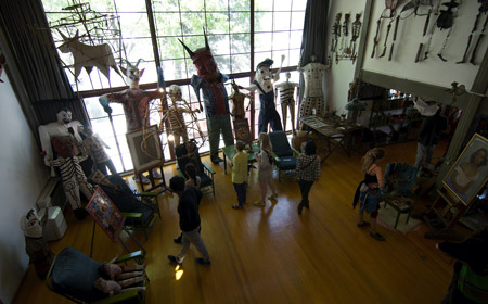 Sala de la casas de Diego Rivera en la que se expone  varios objetos decorativos y pinturas del artista