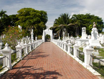 Cementerio Mompox. Las tumbas blancas están adornadas con estatuas de ángeles y flores artificiales