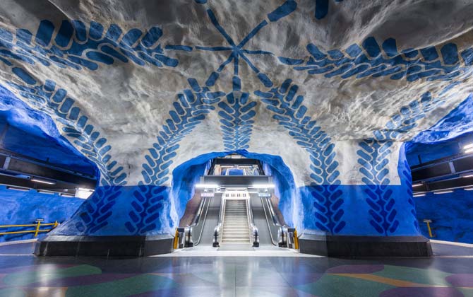 T-Centralen, la estación central donde concluyen las tres lineas del metro, es la estación más transitada, fue la primera estacion que  incorporo pinturas de 12 artistas 
