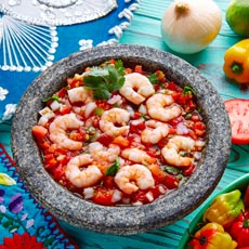 El ceviche méxicano se prepara con pescado o camarones marinados con limón, especies, sal, cebolla y pimienta. 