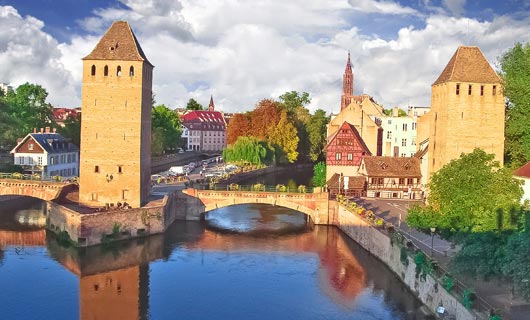 En Estrasburgo cuando realices el recorrido en auto puedes empezar por la maison Kammerzell, la más bonita del pueblo, queda delante de la catedral con una fachada simplemente majestuosa, conoce el palacio de Rohan, el puente cubierto y la presa Vauban 