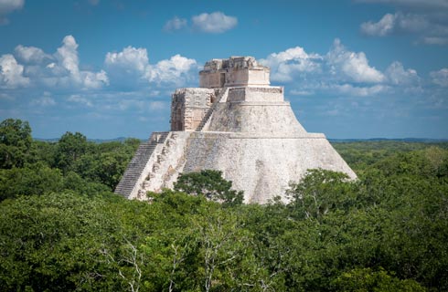 Uxmal la encuentras a 4 horas de Cancún encuentras esta pequeña ciudad maya, declarada Patrimonio de la Humanidad 