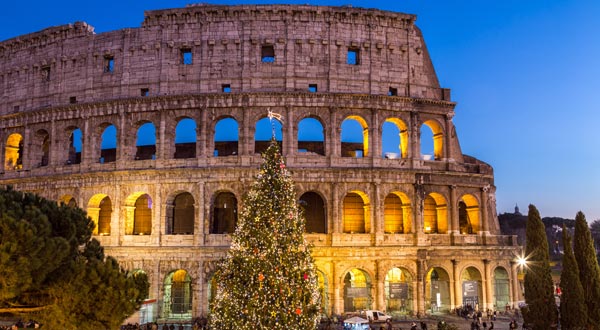 Fachada del Coliseo Romano frente a un árbol de Navidad