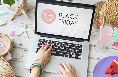 De compras por Internet en el Black Friday
