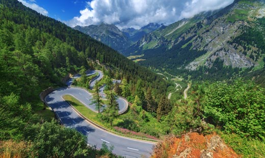 Suiza la recorres fácilmente por carretera, cuenta con buenas carreteras, los Alpes que son su gran atracción, por ser un país pequeño, lo podrás recorrer en unos cuatro días, sin afanes y la mejor opción es hacerlo a bordo de un carro para que disfrutes al máximo 