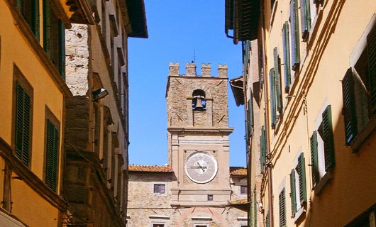 Cortona en la provincia de Arezzo, donde vas a conocer el Duomo, la iglesia de San Francisco, la iglesia de Santa María delle Grazie al Calcinaio, el Palazzo Comunale y los museos dell’Accademia Etrusta y el Diocesano 