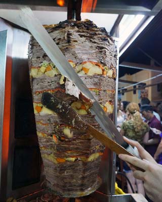 Döner Kebab es carne de cordero, ternera o pollo ensartada y asada sobre las brasas. 