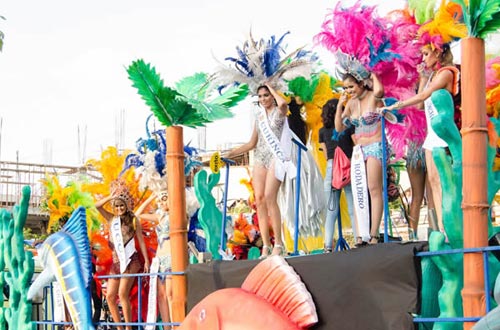 Fiesta del Mar Santa Marta, Colombia se realizan deportes acuáticos, reinado de belleza, desfiles de buques, concursos Kayak y el Voleibol