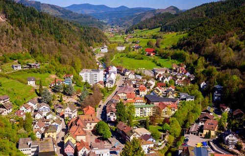 El pueblo pintoresco de Gutach es atractivo por el museo al aire libre de la Selva Negra o Triberg, sus cataratas y sus relojes de cuco 