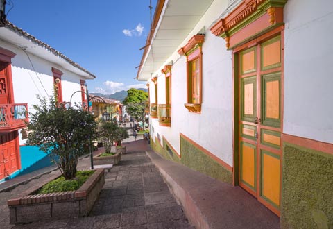 Jericó tiene un clima agradable, algunas calles empedradas y casas coloniales llenas de colorido