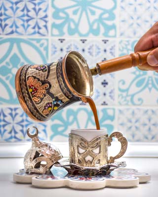 La preparación del café turco es concentrada y se sirve en tazas pequeñas sin asa, que pueden ir en soportes metálicos. 