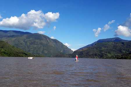 Macanal localizado al Oriente de Boyacá, esta situado sobre el Valle de Tenza, se celebra el Festival Cultural y Reinado del agua en el embalse la Esmeralda
