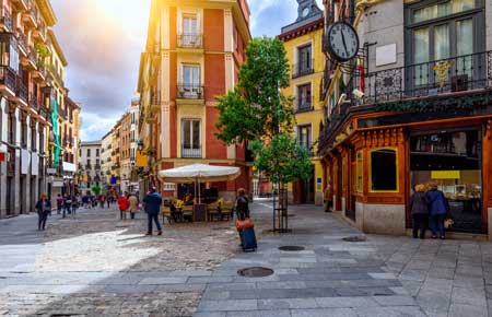 Calle típica Madrid en España Europa