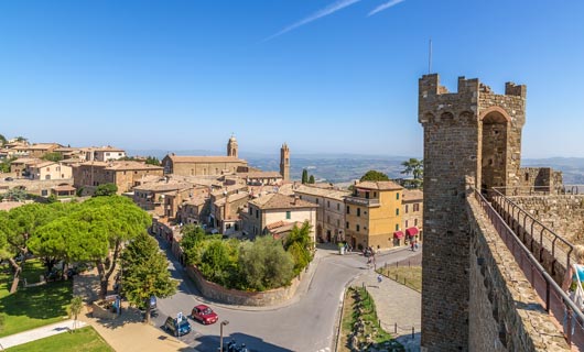 Montalcino es famoso en todo el mundo por los viñedos del vino tinto Brunello, por sus murallas fortificadas y un castillo medieval que te encantará 