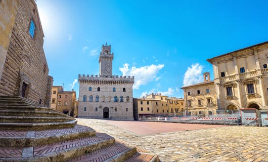 Montepulciano se encuentra ubicado en la provincia de Siena es famoso por sus aguas termales y sitios de tratamientos con barro e hidromasajes