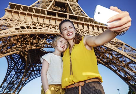 La torre Eiffel, el símbolo de París es uno de los monumentos más visitados del mundo, considerada una de las maravillas modernas 