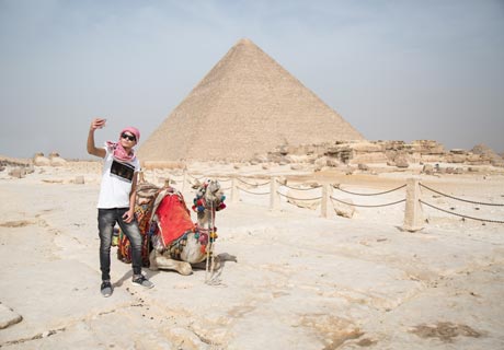 Las piramides de Egipto monumentales construciones a las afueras de El Cairo, aún sigue siendo una de las mayores atracciones turísticas. Las tumbas de Keops, Kefren y Micerinos, quienes pretendían alcanzar la inmortalidad  
