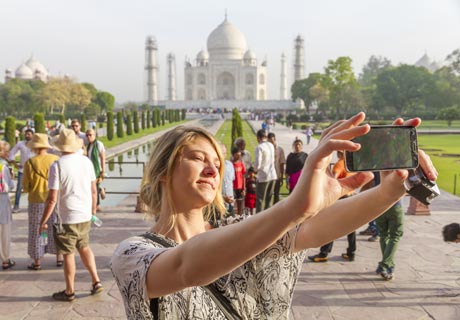 el Taj Mahal en Agra, India,  uno de los destinos del “Triangulo de oro de la India” es mausoleo en mármol blanco, cuya inspiración fue el amor. 