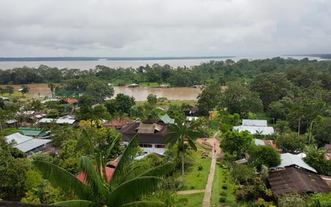  Puerto Nariño es el otro municipio del Amazonas, puedes visitar el lago de Tarapoto, donde podrás observar el encanto de los delfines rosados 