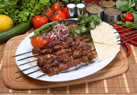 Es un pincho con varias clases de carne, con o sin vegetales y asado a la brasa. 