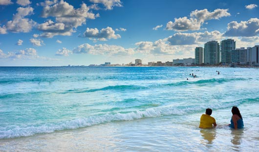 La Playa Chac Mool Cancún ubicada a 10 kilómetros de Punta Cancún podrás practicar vela de embarque, esquí acuático y paravelismo. 