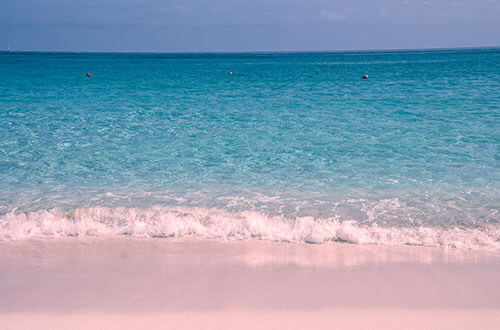 Playa Rosada queda en isla Harbour y su atractivo es el color rosado de su playa