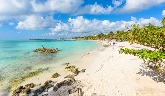 En Playa Tortugas es tranquila, lo que la hace ideal para las familias y desde allí también se puede llegar hasta Isla Mujeres.  