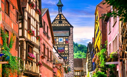Riquewihr, uno de los pueblos más turísticos de la región por su gran atractivo son sus casas de cuento, la muralla que rodea todo el casco antiguo y sus viñedos 