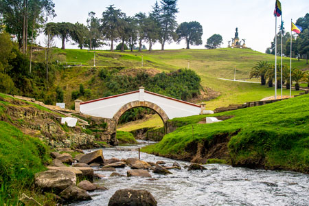 Puente de Boyacá y una serie de monumentos conmemorativos a los integrantes de las tropas de los Patriotas
