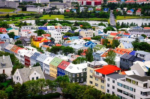 
Vista aérea de un barrio de la ciudad, caracteristico por las casas de diferentes colores y múltiples ventanas
