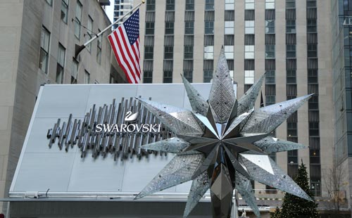 Rockefeller Center, cerca de Wall Street, en el bajo Manhattan queda ubicado este complejo conformado por 19 edificios, Si quieres darte gusto y comprar artículos lujosos, este es el sitio 