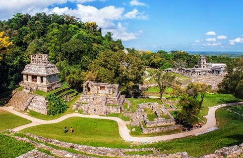 Ruinas Palenque se encuentra a una hora y media en avión desde Cancún se encuentra esta ruina, cerca de la frontera con Guatemala