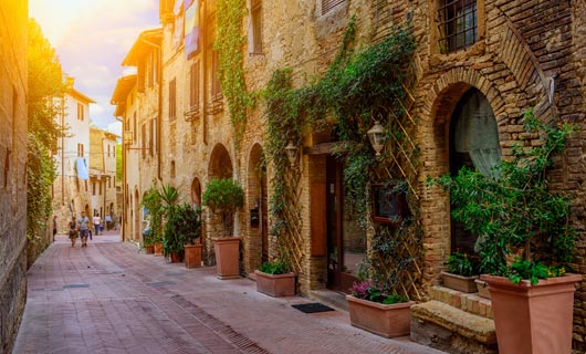 San Gimignano es una ciudad italiana, se encuentra rodeado por una muralla del siglo XIII, un pueblo de origen medieval en lo alto de la colina, con un centro histórico declarado Patrimonio de la humanidad. 